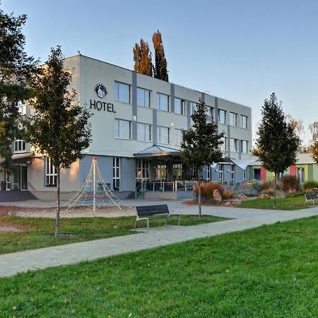 Hotel Bily Pav ベナツキ・ナト・イゼロウ エクステリア 写真