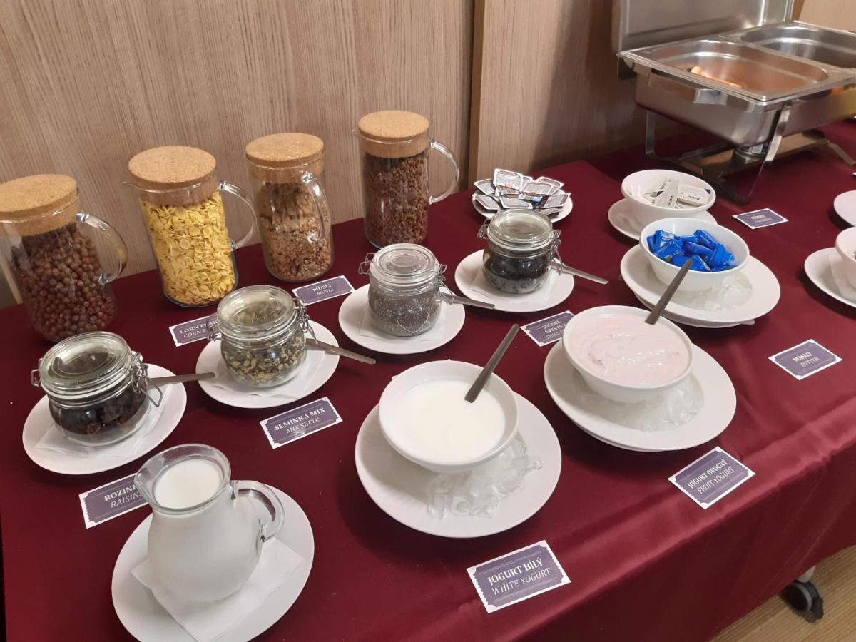 Hotel Bily Pav ベナツキ・ナト・イゼロウ エクステリア 写真