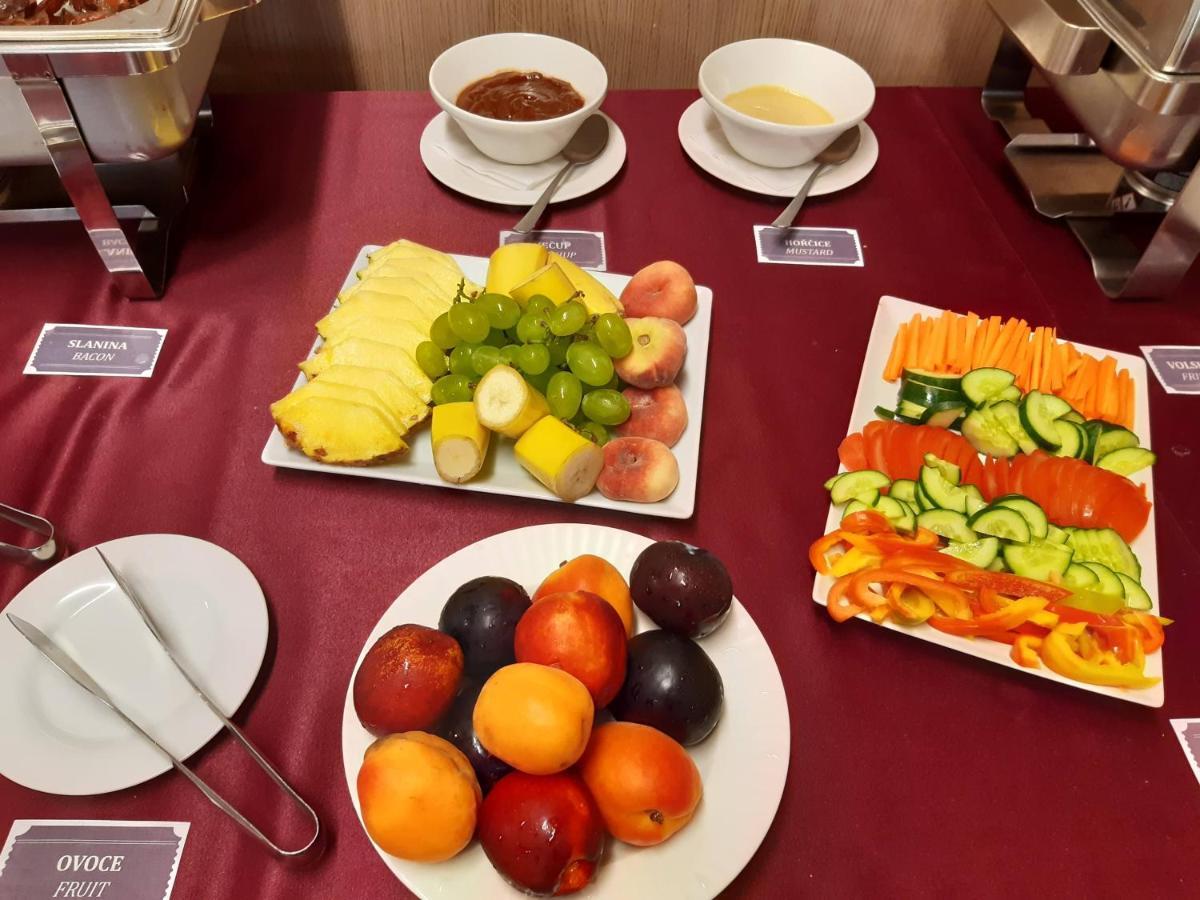 Hotel Bily Pav ベナツキ・ナト・イゼロウ エクステリア 写真