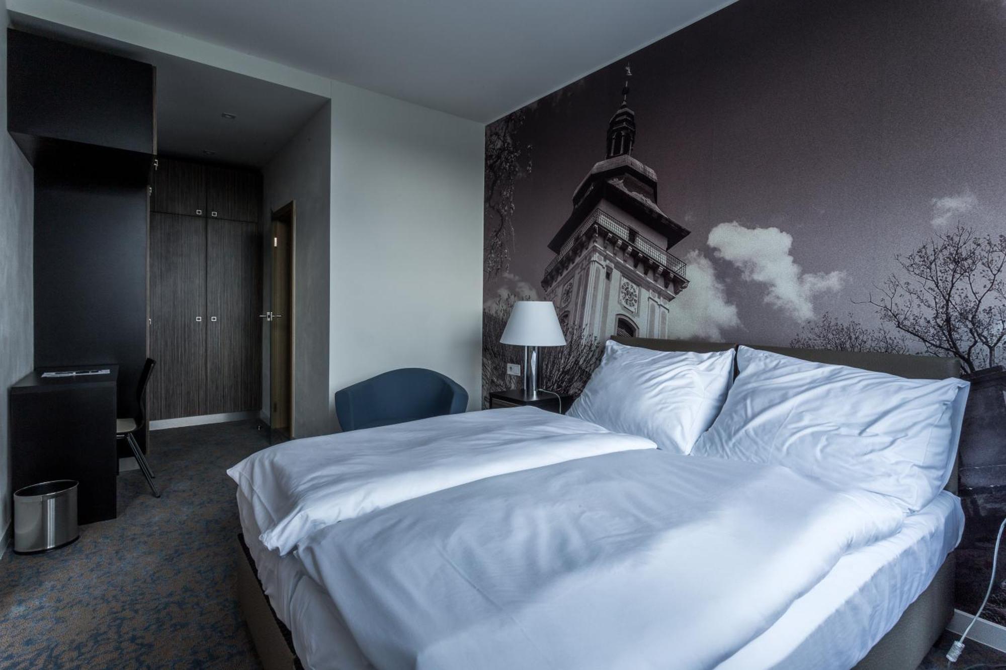 Hotel Bily Pav ベナツキ・ナト・イゼロウ 部屋 写真