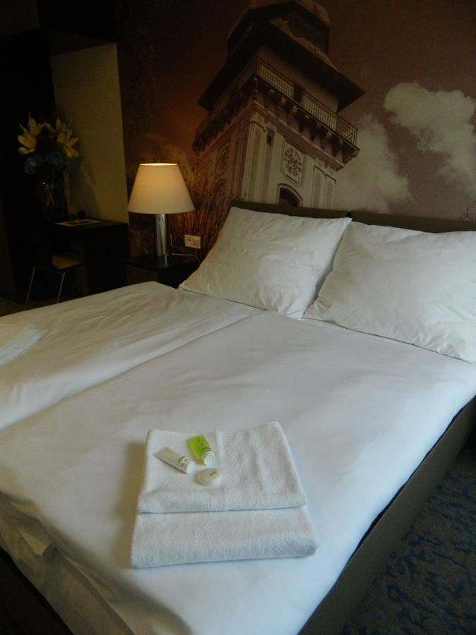 Hotel Bily Pav ベナツキ・ナト・イゼロウ エクステリア 写真