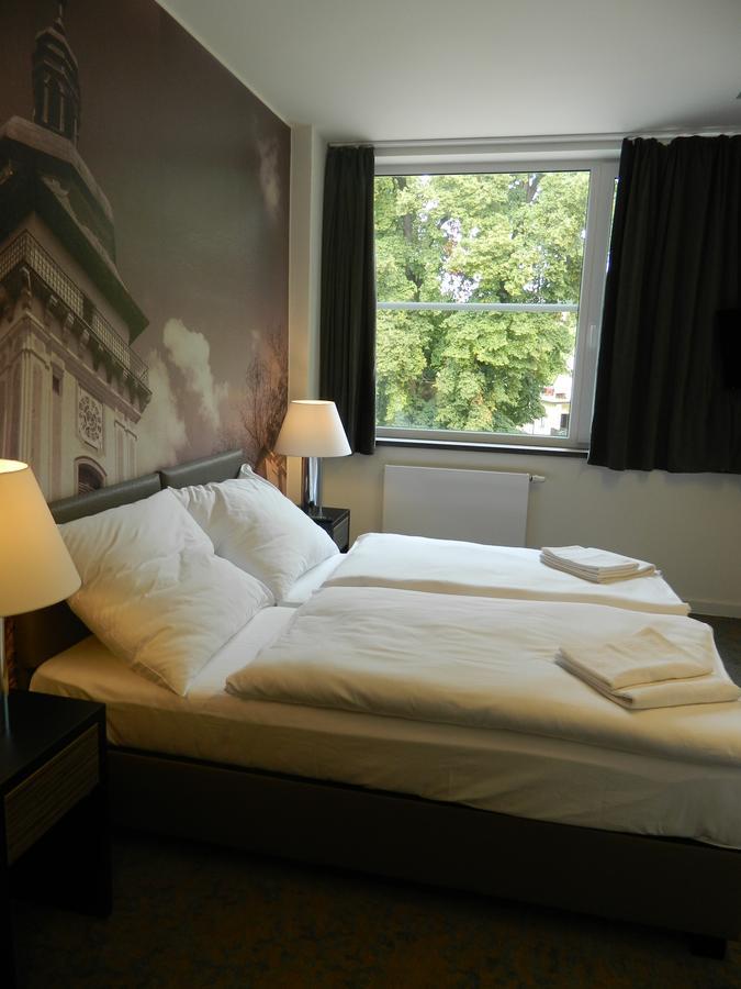 Hotel Bily Pav ベナツキ・ナト・イゼロウ エクステリア 写真
