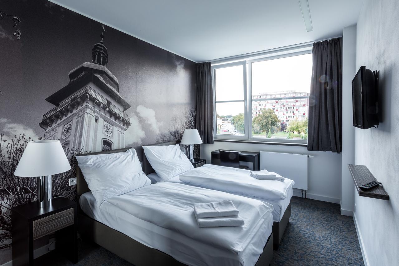 Hotel Bily Pav ベナツキ・ナト・イゼロウ エクステリア 写真