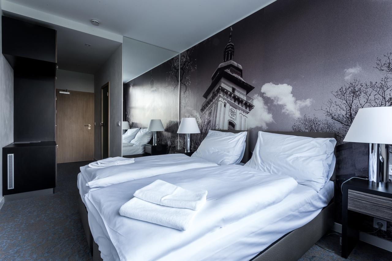 Hotel Bily Pav ベナツキ・ナト・イゼロウ エクステリア 写真