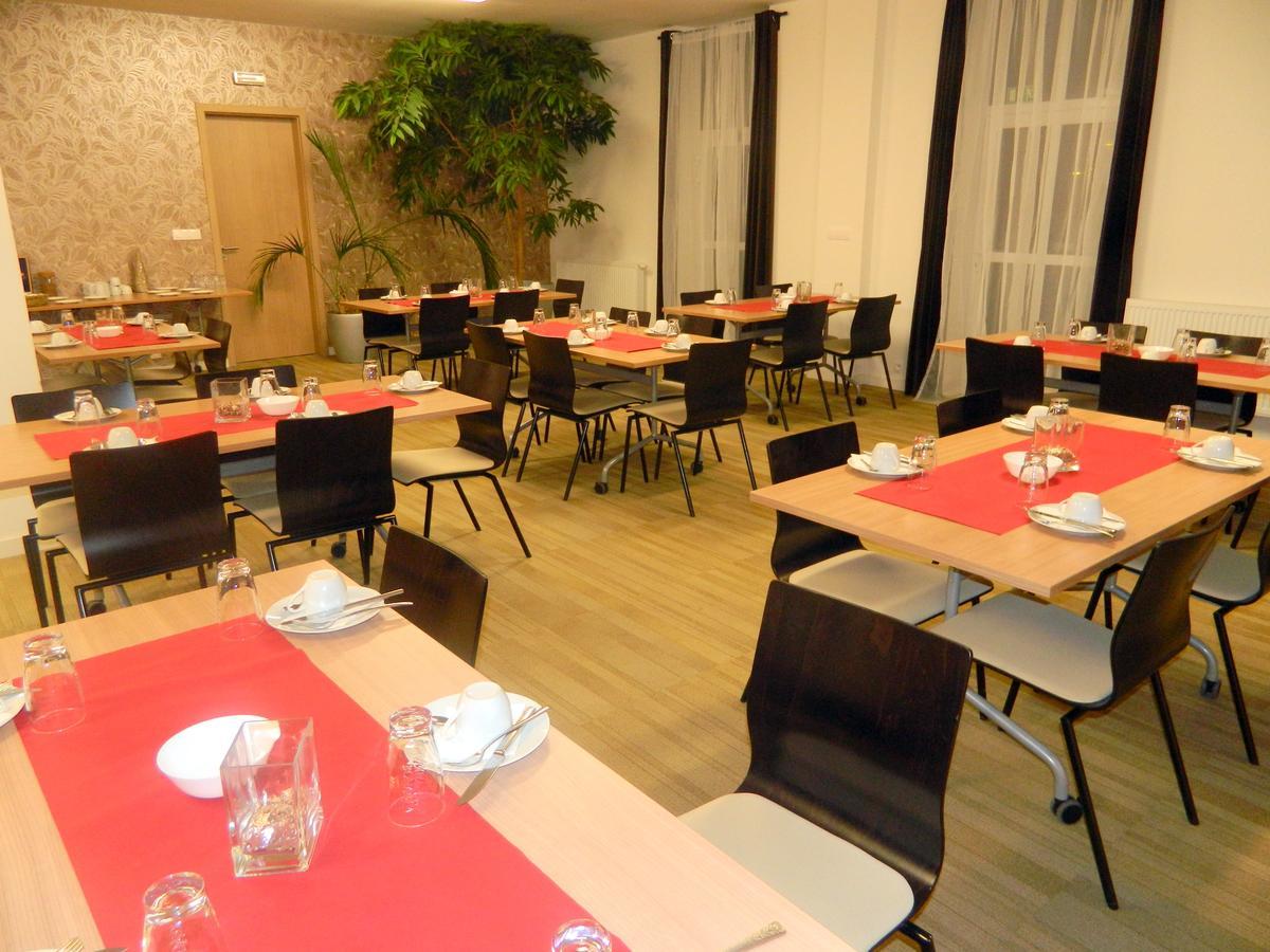 Hotel Bily Pav ベナツキ・ナト・イゼロウ エクステリア 写真
