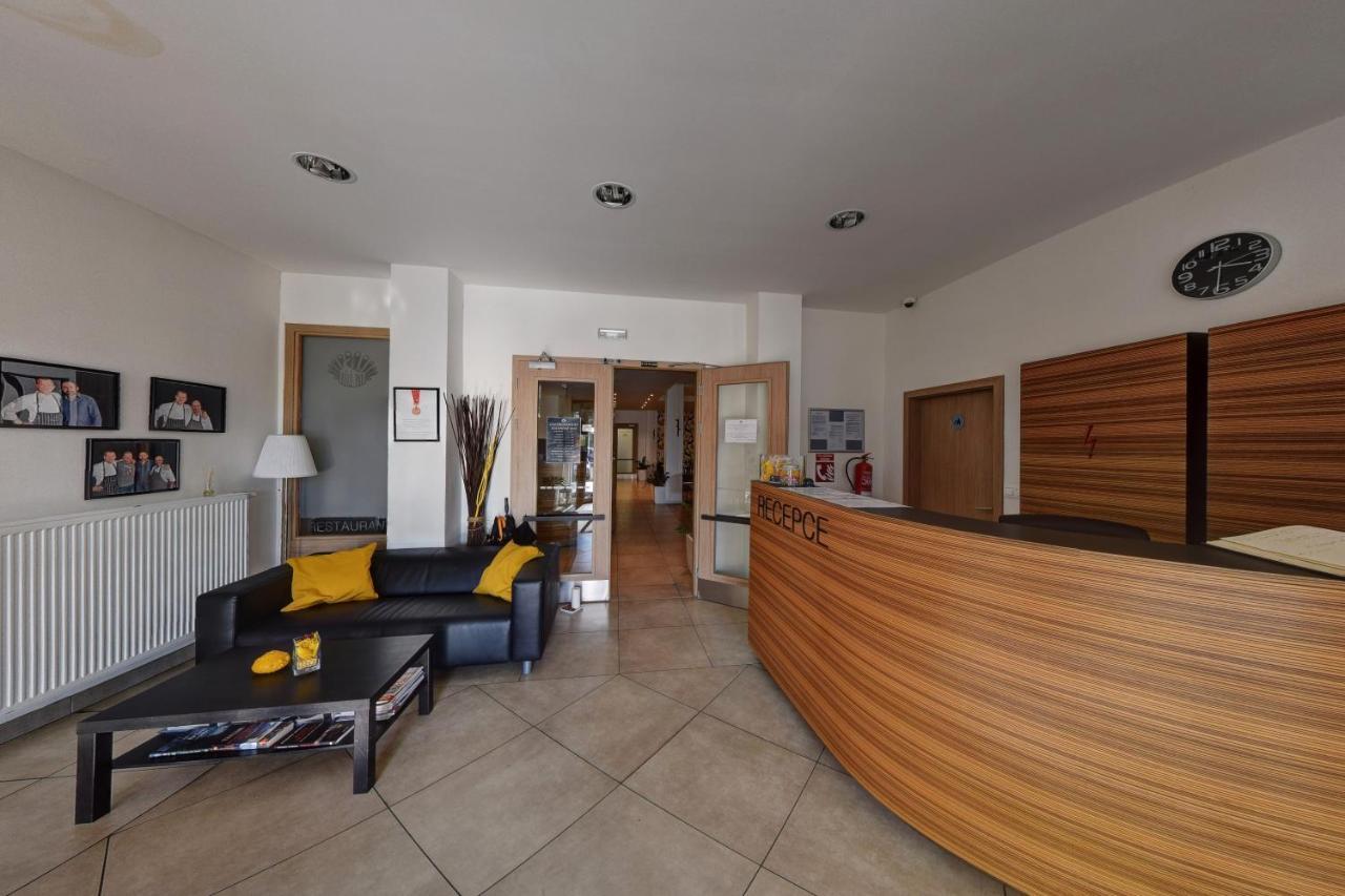 Hotel Bily Pav ベナツキ・ナト・イゼロウ エクステリア 写真